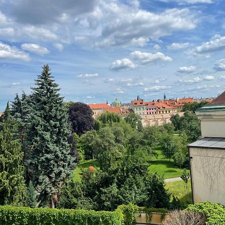 Luxury Family Hotel Royal Palace Praga Exterior foto View of the park